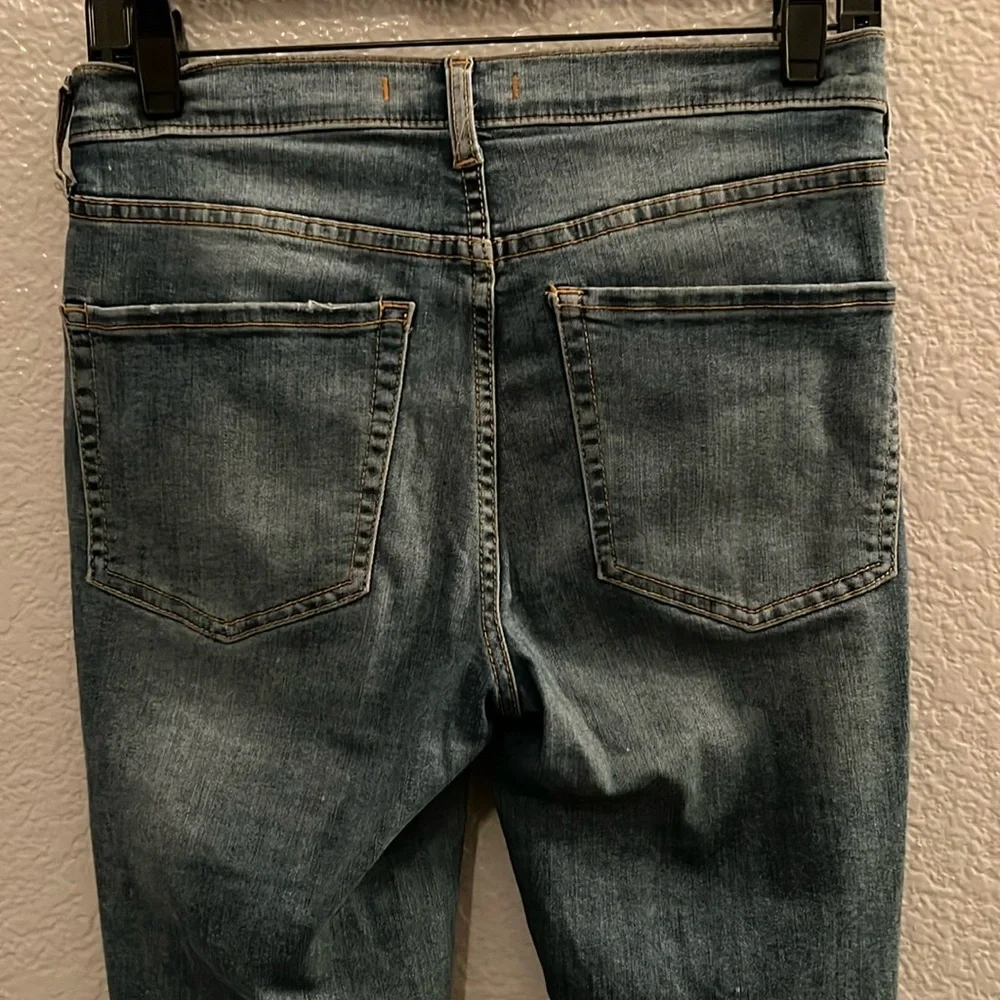 Free People Dark Wash High Rise Busted Knee Distressed Skinny Jean Size 27 - Picture 5 of 6